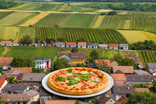 Pizza auf einem Teller über einer ländlichen Lands